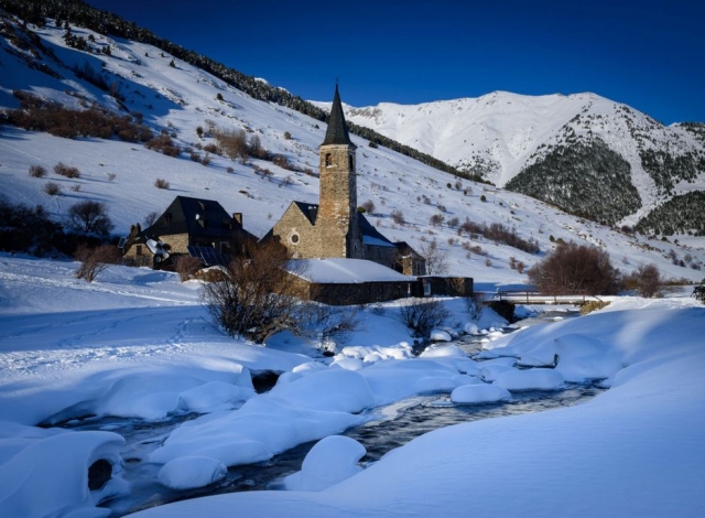 Iglesia y rio helado
